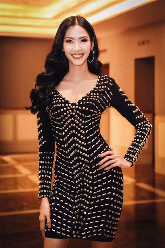 Cách tốt nhất để khiến bạn luôn nổi bật dù diện màu đen, chính là sự kết hợp màu sắc trên chất liệu váy. Và Hoàng Thuỳ chính là mỹ nhân khôn khéo nhất trong việc lựa chọn chất liệu, dù kiểu dáng váy ôm rất đơn giản những những hoạ tiết trên váy giúp cô thêm đầy đặn và quyến rũ hơn nhiều.