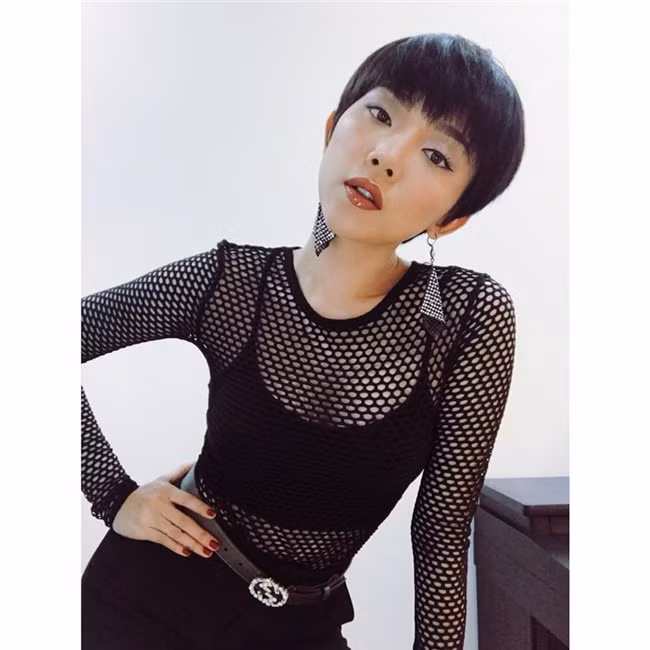 Tóc Tiên một mình một kiểu với ao lưới tông màu đen, vòng một bốc lửa cùng vòng 2 thon gọn đã được cô khai thác triệt để thông qua item này. Ai sở hữu lợi thế hình thể như Tiên, hãy sắm ngay một chiếc áo lưới màu đen nhé!