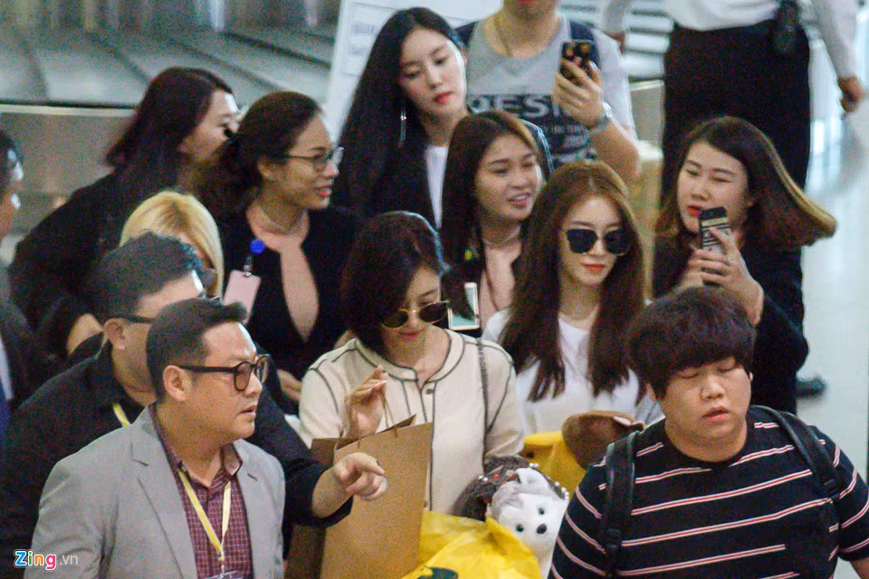 T-ara vốn hoạt động với 6 thành viên. Tuy nhiên mới đây giọng ca chính Soyeon và Boram đã quyết định rời nhóm. Điều này khiến người hâm mộ của nhóm vô cùng tiếc nuối. Thời gian qua, các cô gái đã phát hành ca khúc mới mang tên What's my name?. Bài hát giúp nhóm giành được chiến thắng đầu tiên sau 5 năm bị khán giả Hàn Quốc "ghẻ lạnh" vì scandal bắt nạt xảy ra năm 2012.