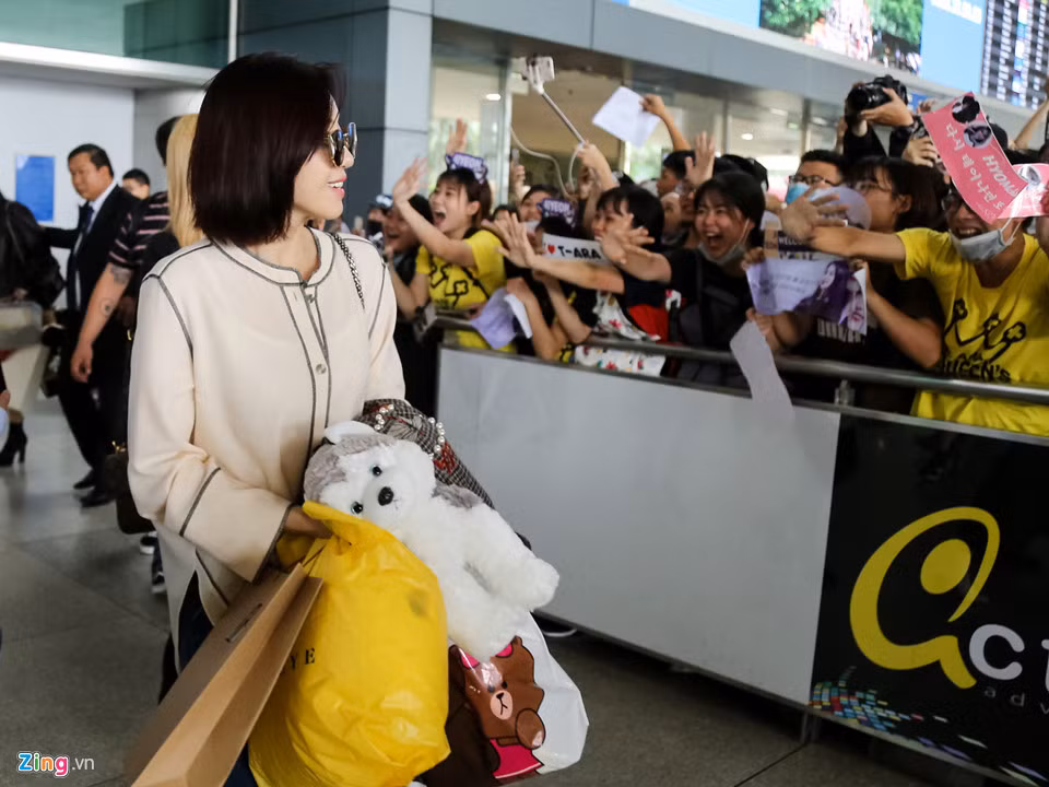 Thậm chí, nhiều khán giả còn cố gắng tiếp cận để chụp hình và tặng quà cho các thành viên.