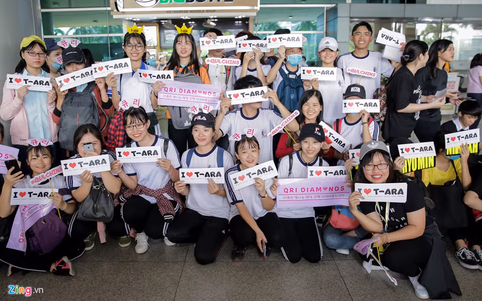 Trưa 3/11, các cô gái trong nhóm nhạc T-ara đến Việt Nam để chuẩn bị cho đêm nhạc sẽ diễn ra tối 4/11. Từ trước đó nhiều giờ, người hâm mộ của nhóm đã xếp hàng tại sân bây để chào đón thần tượng.