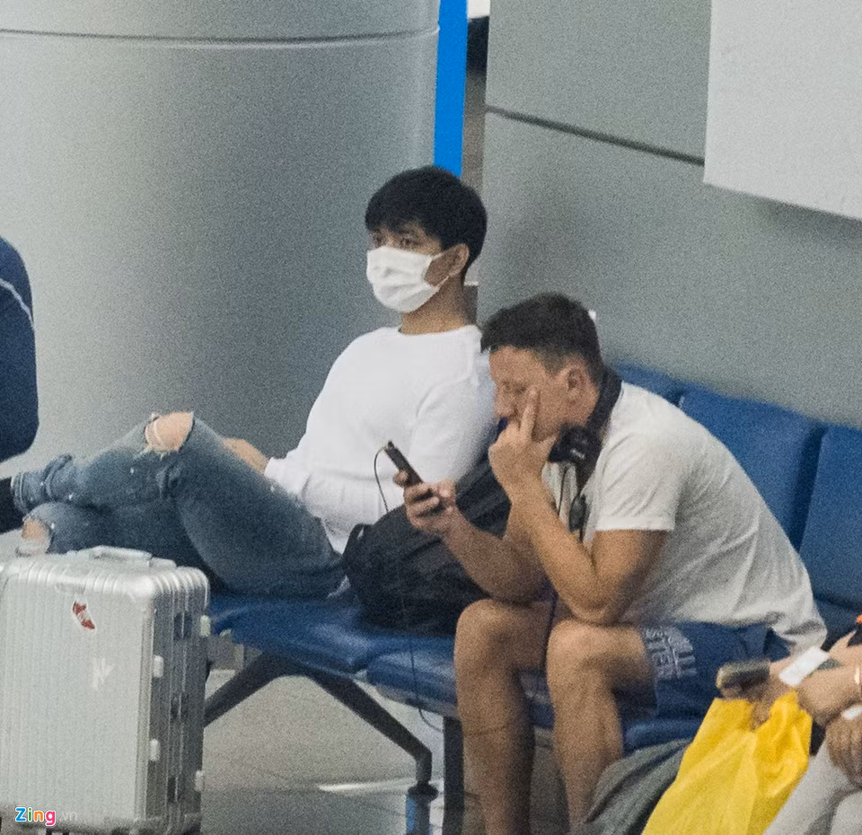 Tim ngồi trầm lặng trong khi chờ lên máy bay. Cuộc tình của anh và Trương Quỳnh Anh bị đánh giá là rất thị phi khi cả hai gặp nhiều ồn ào từ khi gắn bó. Trước đây, nữ diễn viên từng ôm con đi khỏi nhà. Vào cuối tháng 5, Tòa án Nhân dân quận 10 xác nhận đã giải quyết ly hôn cho cặp đôi. Đến tháng 8, Trương Quỳnh Anh viết trên trang cá nhân: "Chính thức ly hôn". Dù vậy thời gian qua họ vẫn sánh bước tại các sự kiện và ở chung nhà.