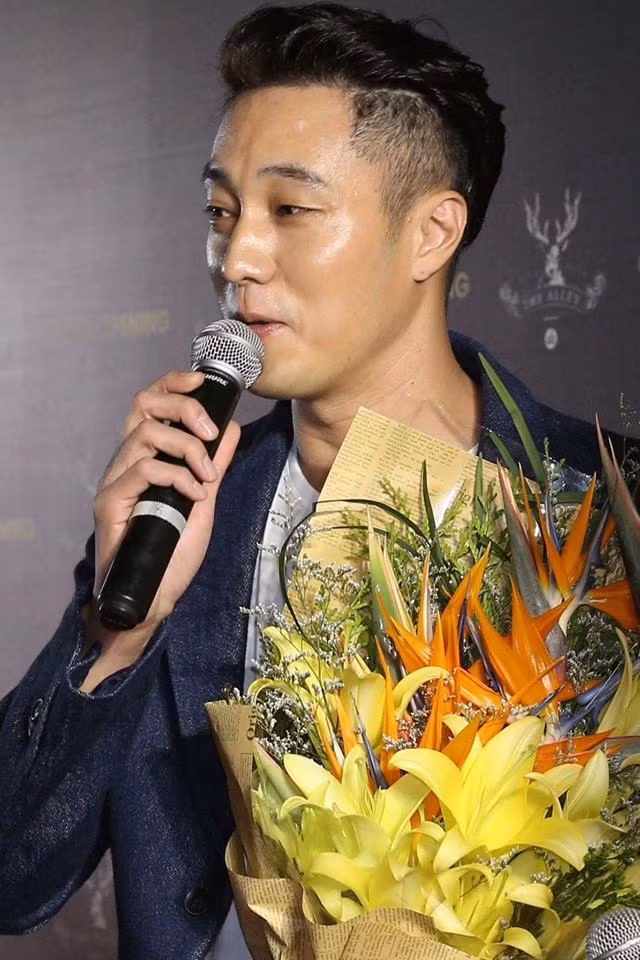 Tuy vậy, tình trạng nhốn nháo tại sự kiện là có thực. Không chỉ fan mà nhiều sao Việt cũng không bỏ lỡ cơ hội được gặp gỡ, chụp ảnh cùng So Ji Sub.