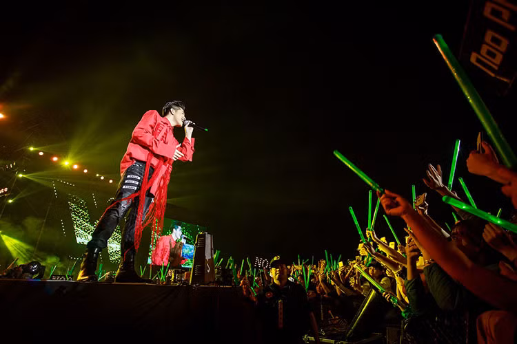 Đây cũng là liveshow lớn đầu tiên của nam ca sĩ "Đổi thay" tại Hà Nội, tiếp nối thành công của đêm nhạc Noo Phước Thịnh kỷ niệm 8 năm ca hát thu hút 35.000 khán giả, diễn ra vào năm 2016 tại TP HCM.