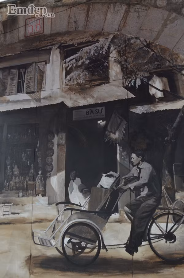 Bức bích họa ở vòm cầu số 58 trông như thể một bức ảnh đen trắng với màu xám chủ đạo vẽ lại cảnh một người lái xích lô trên phố.