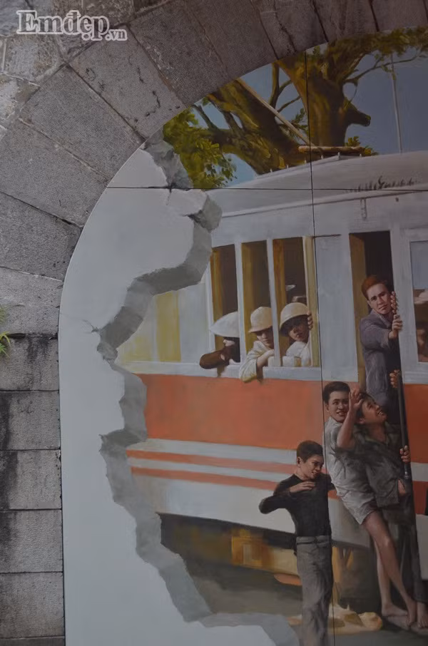 Hình ảnh này gợi nhớ nhiều đến một Hà Nội vẫn còn những đường tàu điện di chuyển trong nội thành.