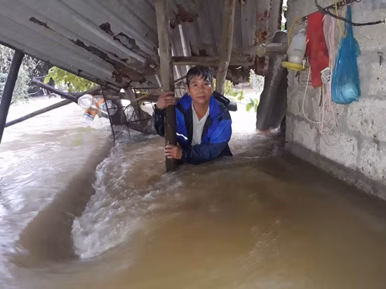 Nha ca si Quang Linh ngap sau 2m trong nuoc lu-Hinh-3