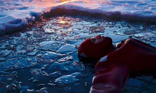 Bạn có thể xem cực quang ở Phần Lan khi bồng bềnh nổi trên một hồ băng Bắc cực.