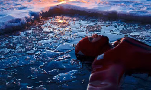 Bạn có thể xem cực quang ở Phần Lan khi bồng bềnh nổi trên một hồ băng Bắc cực.