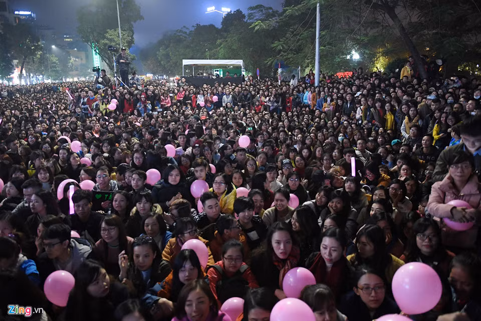 Tối 10/12, hơn 10.000 người đã đổ về phố đi bộ Hồ Gươm, Hà Nội để thưởng thức đêm nhạc giới thiệu album Tâm 9 của Mỹ Tâm. Dù thời tiết ngoài trời khá lạnh, nhiều fan của Mỹ Tâm đã đợi từ sáng để có được vị trí gần sân khấu.