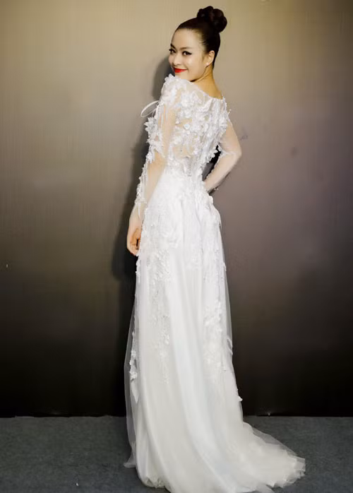 Nhờ đổi cách trang điểm, kiểu tóc cộng với váy áo có điểm nhấn, giọng ca "Bánh trôi nước" được khen ngợi ngày một đẹp hơn.