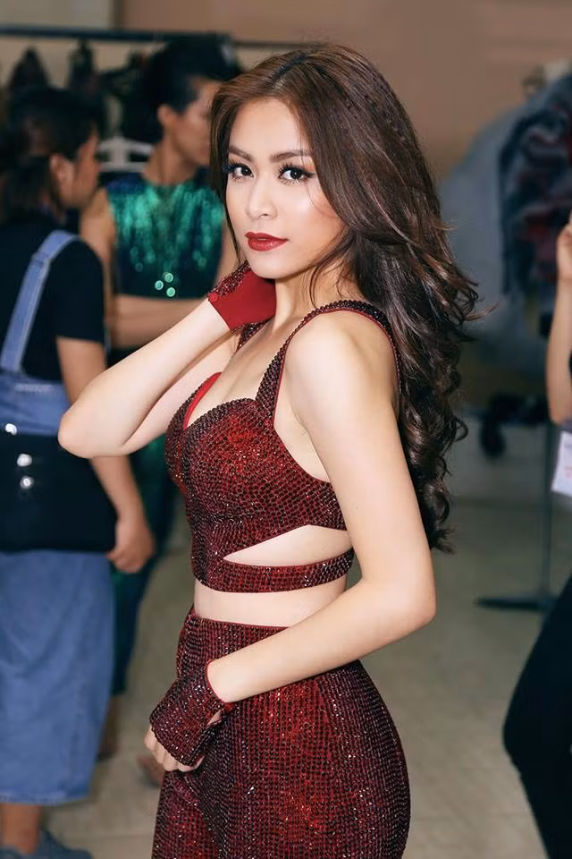 Từ đầu năm đến nay, Hoàng Thùy Linh "lột xác" hoàn toàn về gu thời trang.