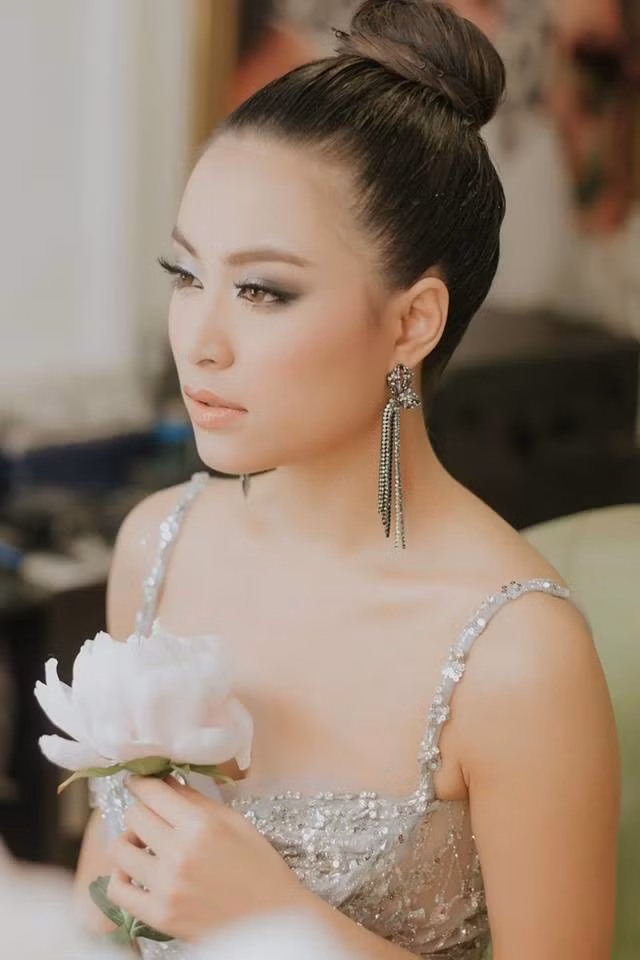 Ngắm loạt hình ảnh này để thấy nàng Vàng Anh ngày nào nay "lột xác" hóa Phượng Hoàng mạnh mẽ, thành công trong sự nghiệp ca hát; đồng thời cô cũng táo bạo, quyến rũ hơn về phong cách thời trang.