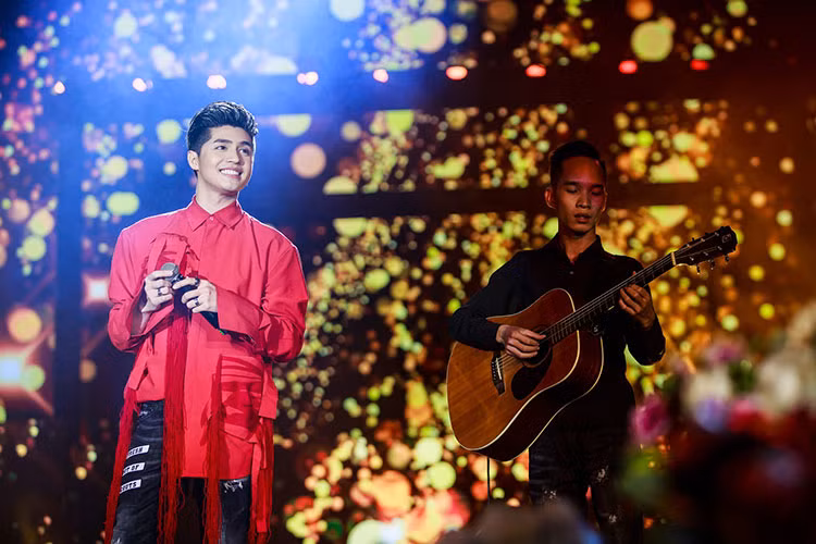 Xen kẽ những phần biểu diễn, Noo Phước Thịnh trò chuyện, giao lưu cùng khán giả. Đêm nhạc không có MC mà hoàn toàn do nam ca sĩ tự dẫn dắt.