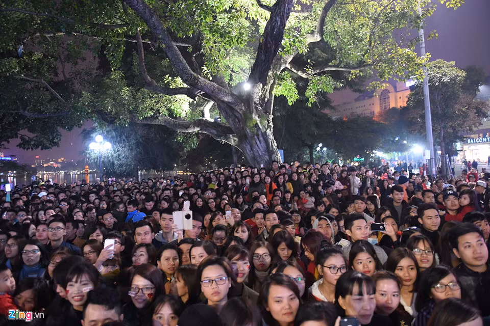 Dòng người tập trung tại sân khấu quảng trường Đông Kinh Nghĩa Thục ngày một đông. Dù vậy, đêm nhạc không gây tình trạng tắc nghẽn giao thông như ở phố đi bộ Nguyễn Huệ (TP.HCM).