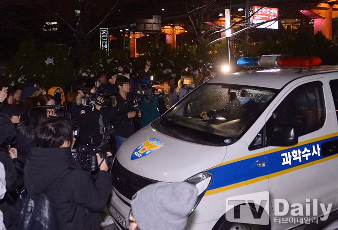 Hàng trăm phóng viên đặt câu hỏi cho lực lượng cảnh sát. Trong chia sẻ gần đây nhất trên trang cá nhân, Jong Hyun đã nói rất nhiều về sự đơn độc. “Tôi đã nghĩ về cuộc sống, trong bóng tôi và một mình. Khi bạn có thể buông bỏ tất cả. Có những tiếng thở dài nhưng nỗi đau sẽ được dừng lại. Tôi cầu nguyện mọi người sẽ không tổn thương. Tôi hy vọng sẽ chỉ có sự an yên của tất cả”, anh viết.