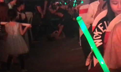 Trong hình, một fan nữ bị ngất đã được lực lượng an ninh hỗ trợ kịp thời, đưa ra khỏi đám đông đến khu vực thoáng hơn. Ảnh cắt clip