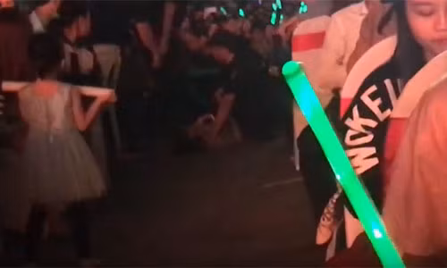 Trong hình, một fan nữ bị ngất đã được lực lượng an ninh hỗ trợ kịp thời, đưa ra khỏi đám đông đến khu vực thoáng hơn. Ảnh cắt clip