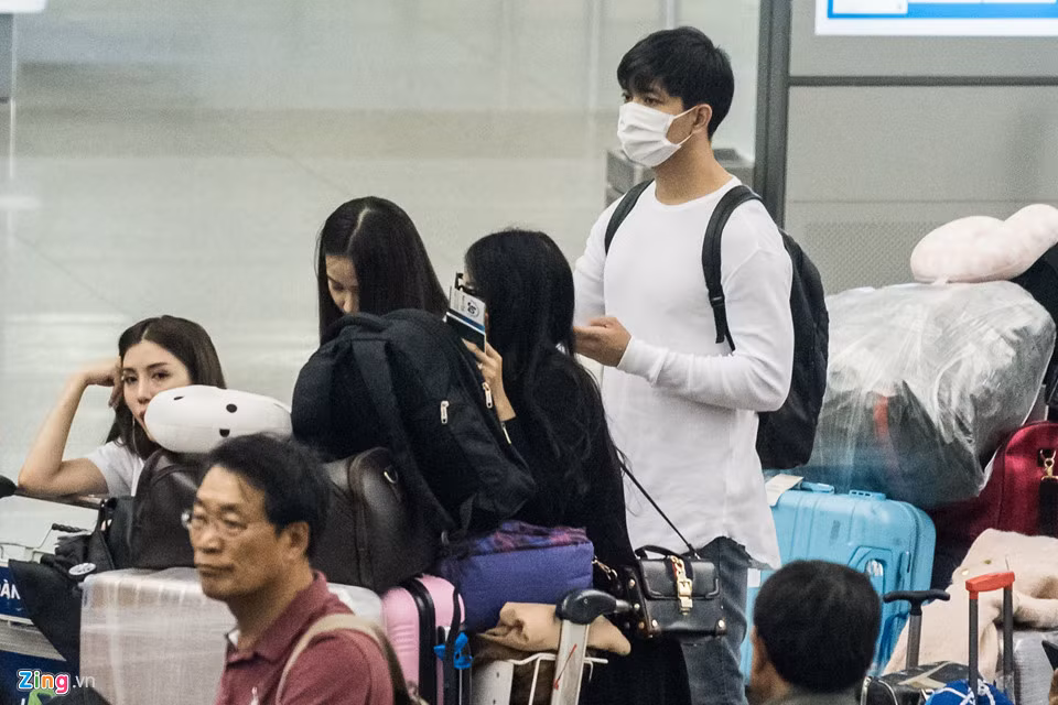 Trong khi đó Tim từ chối trả lời về ồn ào vừa qua. Nam ca sĩ và vợ cũ vẫn sống chung nhà dù đã ly dị. Hàng ngày anh đưa đón con đi học.