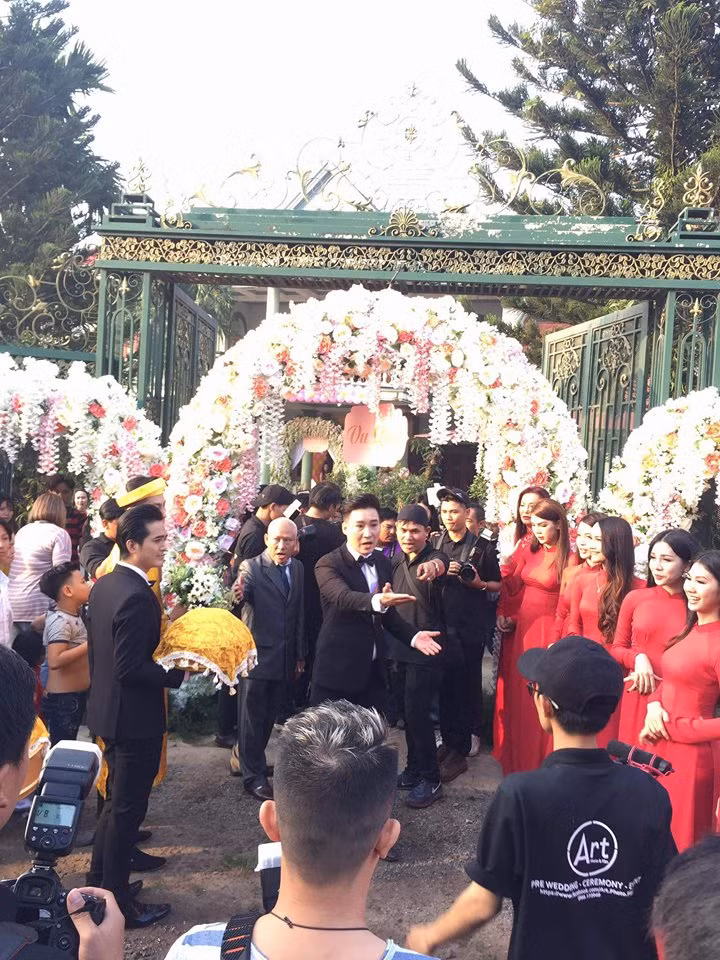 Riêng tiền hoa tươi trang trí cũng được người đẹp chịu chi đến cả trăm triệu đồng.