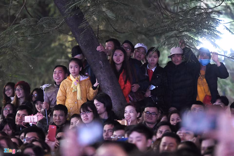 Không thể tiến gần sân khấu, nhiều người tìm đủ mọi cách để có thể nhìn rõ thần tượng. Những bồn cây trên vỉa hè không ít khán giả "tận dụng".