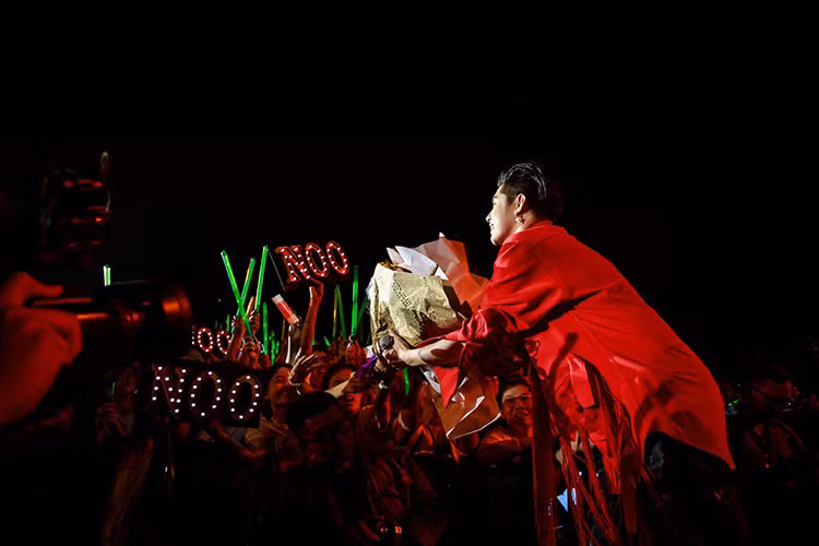 Trong đêm nhạc kéo dài 2 tiếng đồng hồ, Noo Phước Thịnh đã cháy hết mình cùng khán giả. Nam ca sĩ biểu diễn loạt ca khúc: Đổi thay, Lặng thầm, Xa em, Gạt đi nước mắt... Đặc biệt, không thể thiếu bản hit mới nhất "Chạm khẽ tim anh một chút thôi".