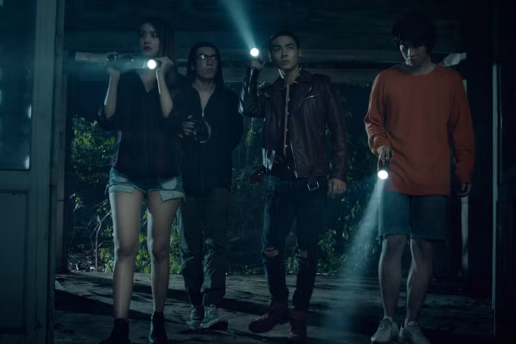 Nhóm bạn trẻ quyết tâm khi khám phá điều bí ẩn. Ảnh: ĐPCC