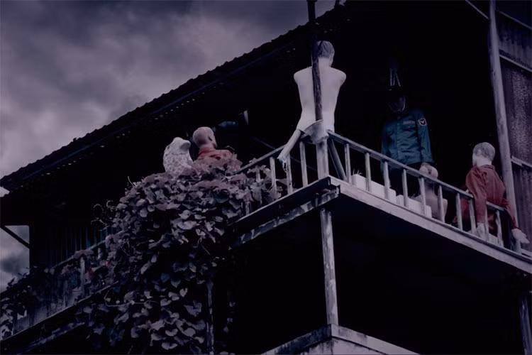 Khung cảnh rùng rợn nơi xưởng may bỏ hoang. Ảnh: ĐPCC