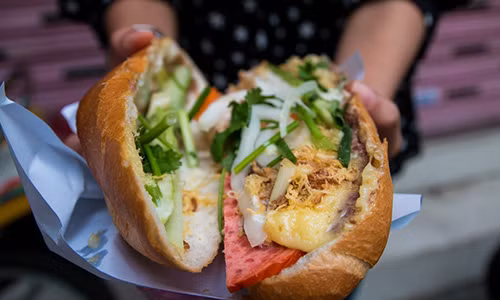 3. Bánh mì “ô môi” cũng là món ngon Sài Gòn nổi tiếng: Từ lâu, Sài Gòn đã được xem là nơi sinh ra món bánh mì kẹp thịt kiểu Việt nổi tiếng và nếu có địa chỉ bánh mì Sài Gòn nào được nhiều trang mạng quốc tế đề cập và giới thiệu nhiều nhất, có lẽ đó chính là hàng bánh mì "huyền thoại" nhiều người quen gọi là "bánh mì ô môi" nằm trên đường Lê Thị Riêng (Quận 1). Với giá bán lên đến 30.000đ/ổ, nhưng mỗi buổi chiều tối đến tận đêm khuya, lúc nào cũng có một đoàn người với hàng chục xe máy ô tô lớn nhỏ đứng chật dười lòng đường Lê Thị Riêng để xếp hàng mua bánh.