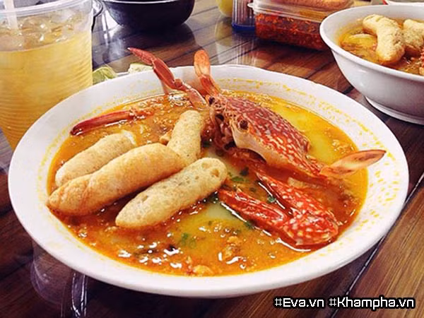 8. Bánh canh ghẹ: Có rất nhiều giả thuyết về nguồn gốc của bánh canh ghẹ nhưng ai ai đến Sài Gòn cũng phải công nhận, bánh canh ghẹ ở Sài Gòn rất ngon và độc đáo, lạ miệng. Món ăn không chỉ thu hút bởi hương thơm đặc trưng, mà còn mê hoặc thực khách bởi con ghẹ to óng ả, chắc nịch và giá cả lại rất phải chăng.