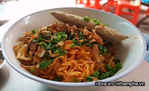 6. Mì muối ớt: Nguyên liệu chế biến một tô mì muối ớt chủ yếu là mì tôm được chiên sẵn. Mì được nhúng trực tiếp vào nồi nước dùng đang sôi trên bếp than. Sau đó, những sợi mì được vớt ra, bỏ vào tô và điểm thêm miếng giò, nêm các loại gia vị hành phi, tiêu, ớt, mắm,… Đặc biệt, món mì này không thể thiếu muối ớt. Khi ăn, người thưởng thức sẽ trộn mì với muối ớt để tạo lên một tô mì màu đỏ hấp dẫn thị giác. Món ăn lạ miệng này được bán trong con hẻm nhỏ trên đường Trần Kế Xương (quận Phú Nhuận, Tp.HCM).