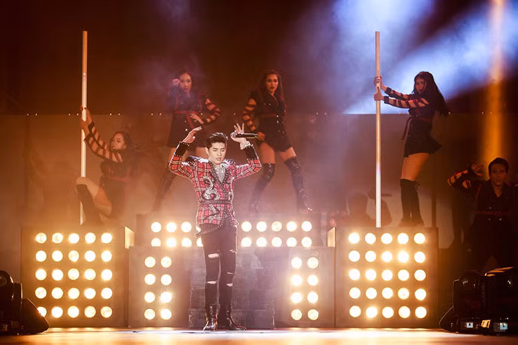 Không chỉ thể hiện các ca khúc của riêng mình, Noo Phước Thịnh còn biểu diễn 3 bản hit khác của các đồng nghiệp là "Ánh nắng của anh" (Đức Phúc), "Tháng 4 là lời nói dối của em" (Hà Anh Tuấn) và ca khúc "Nồng nàn Hà Nội".