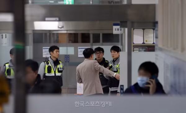 Phía bên ngoài phòng cấp cứu là lực lượng an ninh bảo vệ nghiêm ngặt. Công ty SM thông báo hủy bỏ lịch biểu diễn của các nghệ sĩ sau sự ra đi của Jong Hyun.