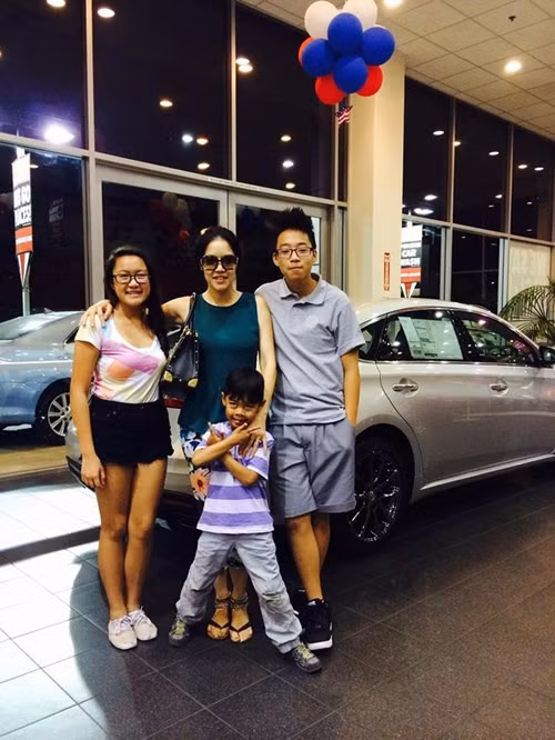 Vì gia đình đông con cháu nên Dũng Taylor phải mua thêm một chiếc xe mới. Người bán xe cho anh là bố của ca sĩ Tóc Tiên.