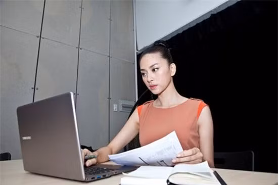 Từ sự đa năng mà cô kiếm được rất nhiều nguồn thu cho bản thân. Đặc biệt, Ngô Thanh Vân là gương mặt được các nhãn hàng tin cậy. Cô từng được chọn làm đại diện cho các thương hiệu điện thoại, máy ảnh, xe máy… nổi tiếng. Ngoài ra, Ngô Thanh Vân còn sở hữu vô số hợp đồng quảng cáo giá trị. Sau nhiều năm miệt mài hoạt động, Ngô Thanh Vân thành lập công ty giải trí riêng và đứng đầu điều hành.