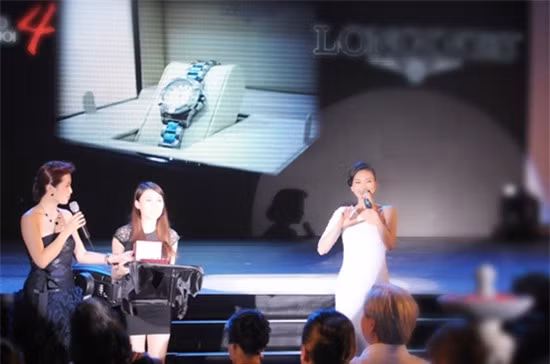 Cũng trong sự kiện này, Ngô Thanh Vân cũng bán đấu giá thành công chiếc đồng hồ nạm kim cương hiệu Longines của mình với giá khởi điểm là 3.000 USD (khoảng 70 triệu đồng).