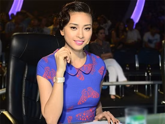 Còn đây là chiếc Casio Gold hình vòng cung số lượng có hạn, trị giá khoảng 800 triệu đồng.