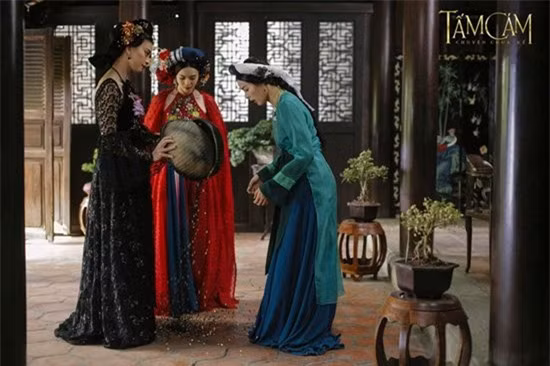 Công ty này quy tụ nhiều ca sĩ, nhóm nhạc, cây bút… thực lực. Lăng xê thành công nhóm nhạc 365 từ khi ra sản phẩm đầu tiên đến khi tan rã trên đỉnh cao sự nghiệp giúp Ngô Thanh Vân càng khẳng định vị trí “bà trùm” của mình phía sau hậu trường. Năm 2016, công ty của Ngô Thanh Vân lấn sân điện ảnh với vai trò sản xuất phim. Sản phẩm đầu tay của cô – phim Tấm Cám: Chuyện chưa kể, đạt tổng doanh thu 66 tỷ đồng. Ngay sau đó, người đẹp này tiếp tục bắt tay vào một dự án mới là phim Cô Ba Sài Gòn đang rất được quan tâm và sẽ công chiếu trong thời gian sắp tới.