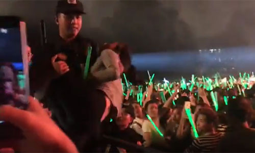 Dưới sức ép phải chen lấn, cùng với thời gian chờ đợi lâu để gặp thần tượng, có fan nữ sức khỏe không tốt đã ngất xỉu tại chỗ. Ảnh cắt clip