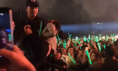 Dưới sức ép phải chen lấn, cùng với thời gian chờ đợi lâu để gặp thần tượng, có fan nữ sức khỏe không tốt đã ngất xỉu tại chỗ. Ảnh cắt clip