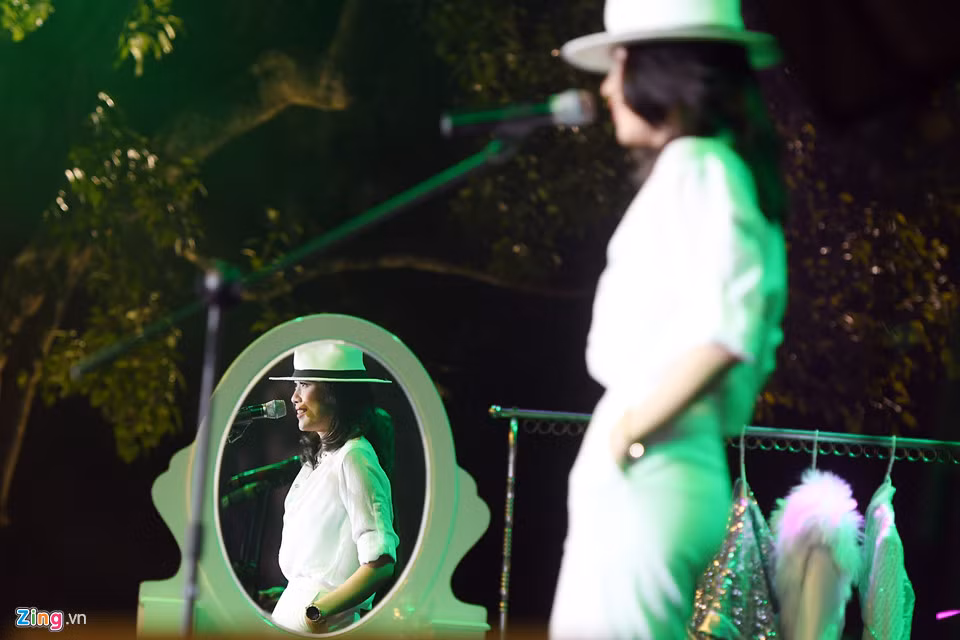 Ca sĩ Mỹ Tâm chọn những bộ trang phục màu trắng đơn giản để thuận tiện cho việc giao lưu với người hâm mộ trên sân khấu. Trong khoảng một giờ diễn ra chương trình, nữ ca sĩ gây bất ngờ khi thay trang phục ngay trên sân khấu.