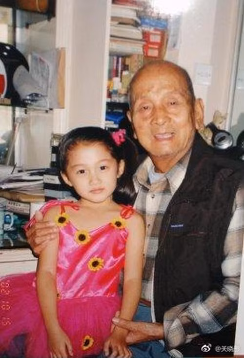 Do tai sac Dich Le Nhiet Ba va Quan Hieu Dong-Hinh-5