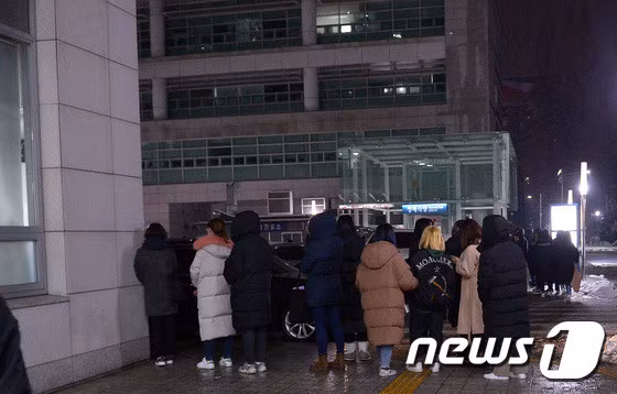 Ban đầu, những người yêu mến SHINee và Jong Hyun đều hy vọng sẽ có một sự thần kỳ nào đó. Thời điểm khi bức ảnh này được chụp, Jong Hyun vẫn được đặt ở phòng cấp cứu thay vì nhà xác bệnh viện.