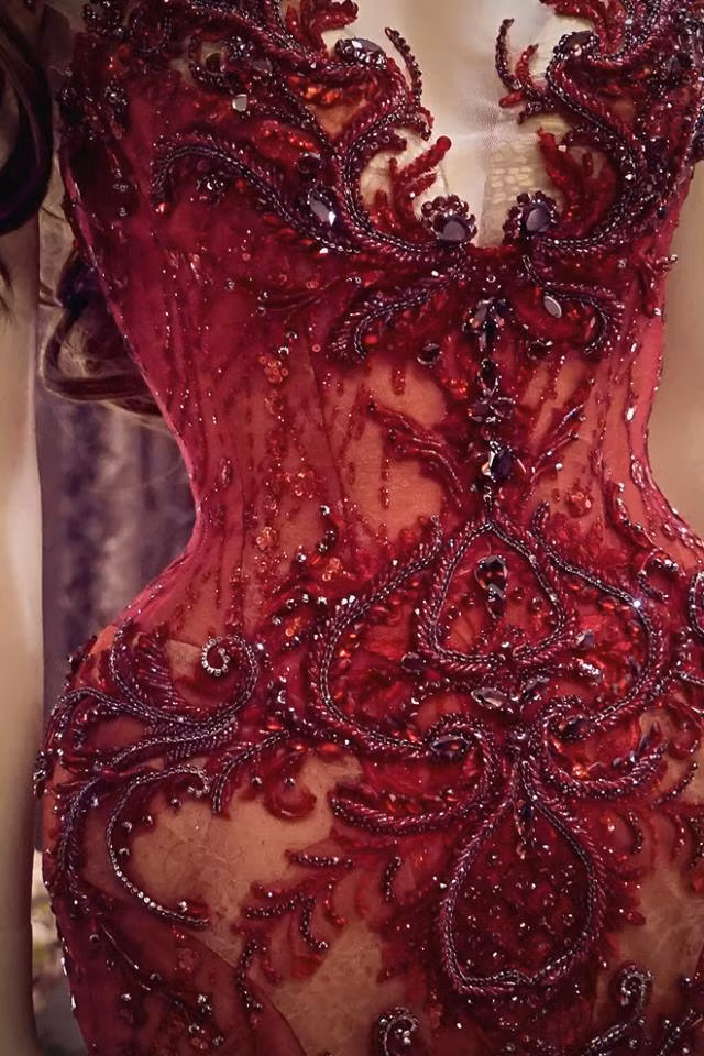 Được biết, đây lại tiếp tục là một thiết kế của Phạm Đăng Anh Thư - NTK đã giúp Huyền My tỏa sáng trong phần thi catwalk với trang phục dạ hội trong đêm bán kết trước đó.