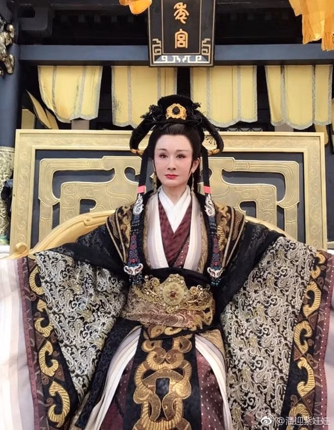 Mới đây, Phan Nghinh Tử chia sẻ loạt ảnh hậu trường tham gia phim Thắng thiên hạ của Phạm Băng Băng trên trang cá nhân. Nhan sắc của người đẹp U70 khiến nhiều người hâm mộ ngạc nhiên vì quá trẻ trung.