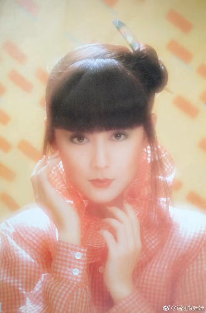 Nhan sắc của mỹ nữ họ Phan thuở xuân sắc. Phan Nghinh Tử là diễn viên Đài Loan nổi tiếng với nhiều bộ phim như Thần điêu đại hiệp 1984, Nhất đại nữ hoàng Võ Tắc Thiên 1985, Thái Bình công chúa 1985, Phụng Nghi Đình 1988, Nhất Đại hoàng hậu 1992, Mỹ Ly cách cách 2012…