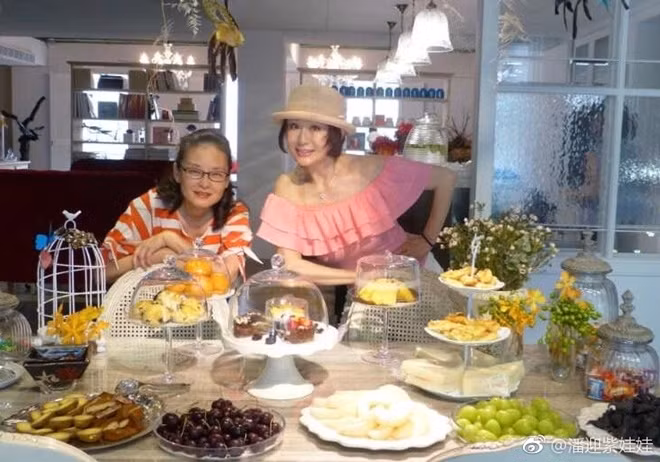 Phan Nghinh Tử trong một bữa tiệc sinh nhật cùng bạn bè.