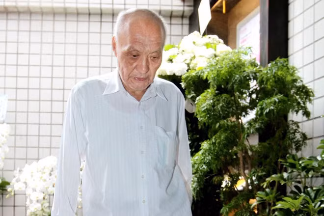 Càn Đức Môn già yếu, phải thở bằng máy.