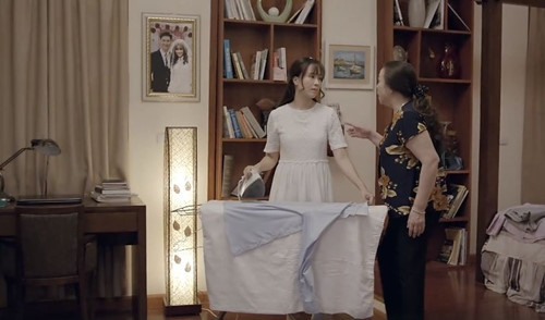 Mẹ Dung khuyên con gái nên cẩn thận vì nếu chuyện Phong là tình cũ vỡ lở thì "mày chỉ có nước ra đường".