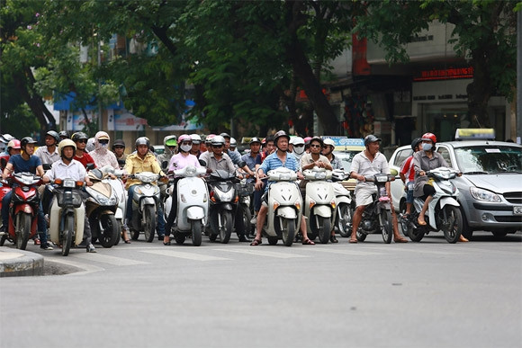“Dừng xe mặc áo mưa bị phạt 14 triệu đồng” là thông tin thất thiệt “Dung xe mac ao mua bi phat 14 trieu dong” la thong tin that thiet